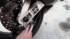 Замена задних тормозных колодок и тормозной жидкости, на Yamaha YZF R1 1999 г