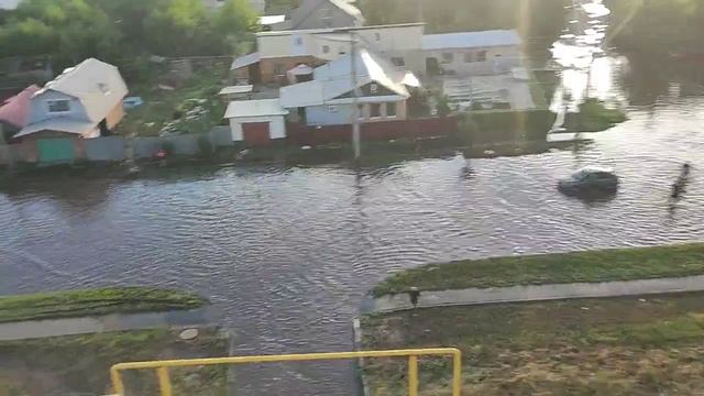 Оренбург карачи затопило. Потоп на Амурской в Оренбурге. Затопило. Потоп от дождя. Кузнечный Оренбург затопило.