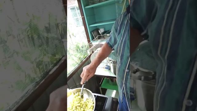 Готовим кабачковую икру #кабачковаяикра #икраизкабачков #заготовкиназиму #консервирование #позитив смотреть онлайн