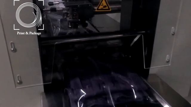 Упаковка одежды на горизонтальной упаковочной машине 700X