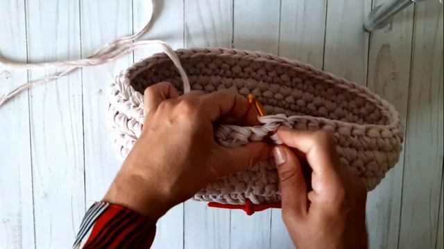 Вязаная сумочка из трикотажной пряжи с каймой. Knitted bag with a border.