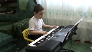 одинокий пастух на синтезаторе. Булату 9лет