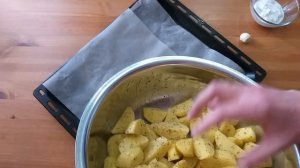 Как приготовить картошку в духовке по-деревенски с сметано-чесночным соусом // простой рецепт