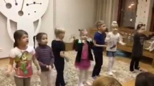 В траве сидел кузнечик , совсем как огурчик