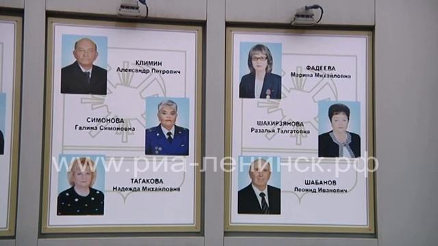 В Ленинске-Кузнецком обновили Доску почета смотреть онлайн