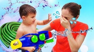 Bad Baby МАМА в ИСТЕРИКЕ Упала в бассейн Летающий пистолет с Водой Bad Baby Water Gun Fight In House