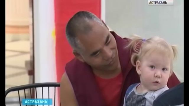 В Астрахани тибетские монахи создают мандалу Будды медицины