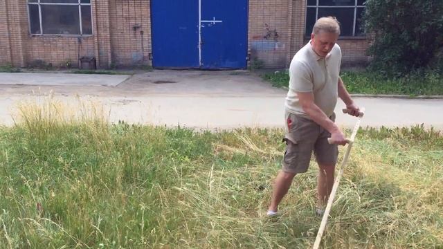 Как правильно косить ручной косой | CADEAUX.RU смотреть онлайн