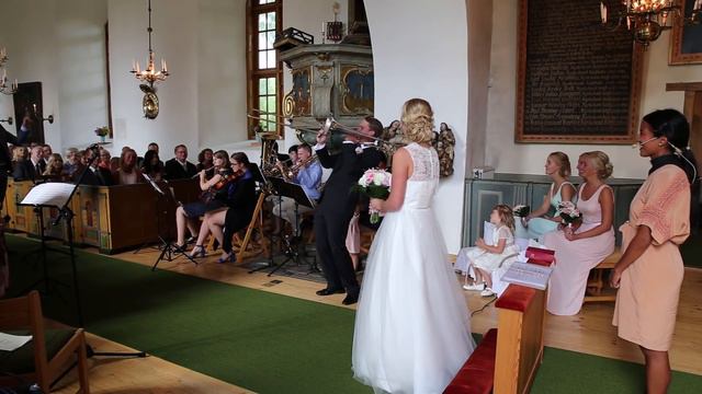 You raise me up - Groom surprises bride with trombone solo смотреть онлайн
