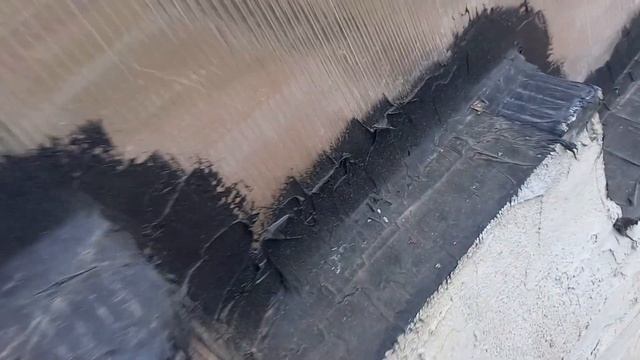 Чем закрепить или заклеить поликарбонат низ что бы вода не проходила.