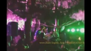 Халит Эргенч поет для своих поклонников