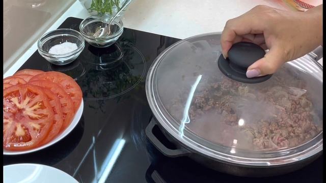 Что приготовить из фарша? Жаренный фарш с помидорами и сыром на сковородке.