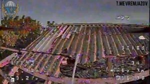Операторы FPV работают дронами и сбросами по позициям хряковояк.
