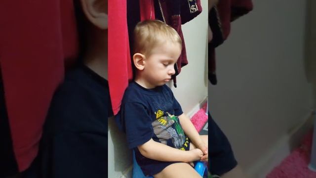 Засыпает на туалете. в конце прикол. смотреть онлайн