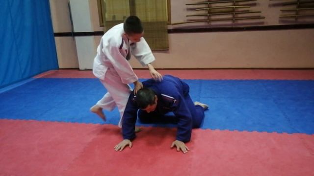 Дзюдо: Бросок с колен не получился... противник сверху... Что делать? смотреть онлайн