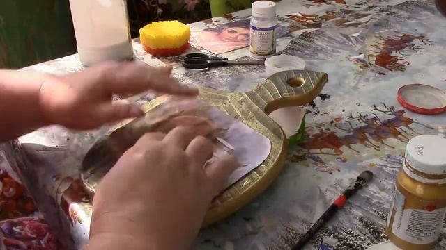Декупаж и кракелюр разделочной лоски на кухню. Красивый элемент лекора интерьера кухни.