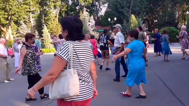 ДОЖДИК, ДОЖДИК ЛЕЙ! СЧАСТЛИВЫЕ МОМЕНТЫ ИЗ ПАРКА ГОРЬКОГО ХАРЬКОВ смотреть онлайн