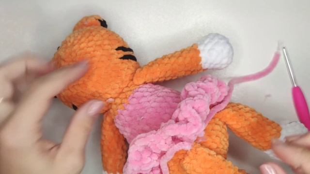 Тигренок в платье крючком. Подробный мастер класс по вязанию тигра из плюшевой пряжи ЧАСТЬ 3