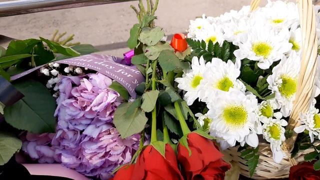 Москвичи несут цветы к британскому посольству... смотреть онлайн