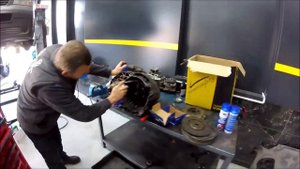VW T5 VOLANT VE DEBRİYAJ SETİ DEĞİŞİMİ Т5 ЗАМЕНА МАХОВИК И КОМПЛЕКТ ДИСК СЦЕПЛЕНИЯ