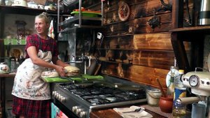 НА УСАДЬБЕ НОВЫЙ ПОМОЩНИК НА КУХНЕ ЗА НЯНЬКУ  ЗА САДОВНИКА