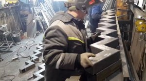 ЗИГЗАГ лестница из профильной трубы 100х100х4 СВОИМИ РУКАМИ! Polyline stairs.