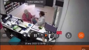 Две бабки дерутся в салоне сотовой связи.