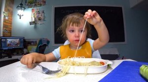 Ребёнок кушает