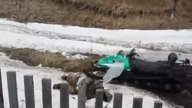 Упал со снегохода... даже штаны слетели.... смотреть онлайн