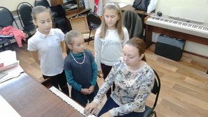 Постановка голоса. Распевка на "закрытый рот", звук "м". Мычание.