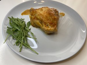 Тает во рту)) Куриные бедрышки, тушенные в томатно-соевом соусе.