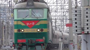 Приветливая бригада на ЧС7-225 с поездом №060у Москва - Нижневартовск