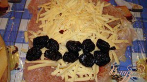 Рулет из курицы с черносливом и сыром