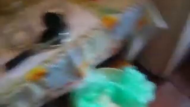 Добавление сахара при варке черничного варенья. смотреть онлайн