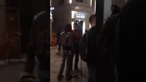 Aerosmith (Стив Тайлер) поет на улице в Москве