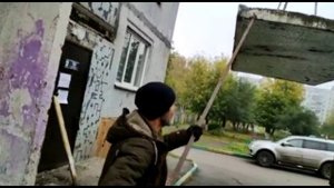 Демонтаж и монтаж предподъездного козырька. Опять.
