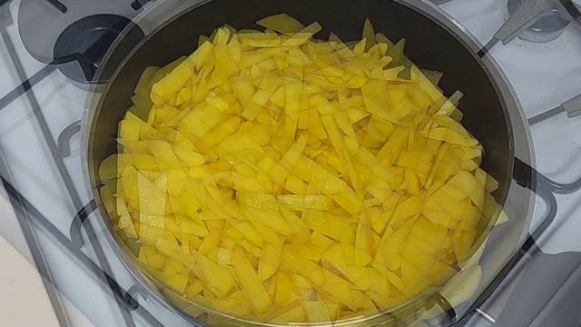 Жареная картошка на сковороде с хрустящей корочкой
