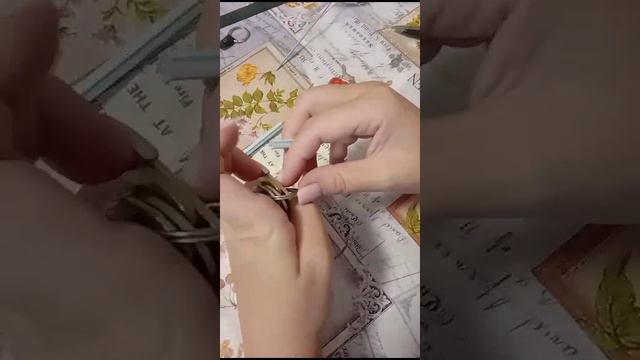 Лайфхак как легко одеть брелок на любое кольцо ключей. Быстро и ногти целы