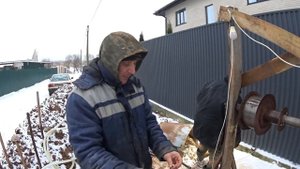 почему кольца в колодце не опускаются под своим весом