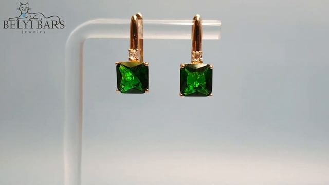 Сережки с зеленым камнем