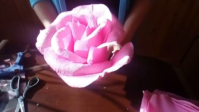 БЕСПЛАТНЫЙ МК. РОЗА из гофрированной бумаги./ Free master class.Rose of paper смотреть онлайн