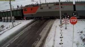 Видео столкновения грузовика с двумя поездами в Северном Казахстане