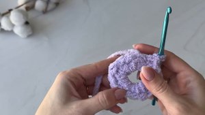 Плюшевая резинка для волос