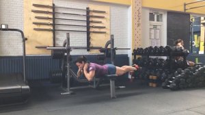 супермен на лавке с весом (1)