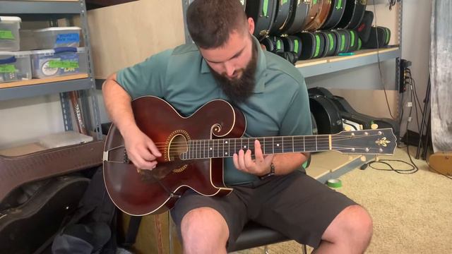 1916 Gibson Style O Artist Guitar смотреть онлайн