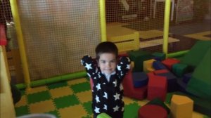 Дети играют на детской площадке Мальчики увлеклись игрой