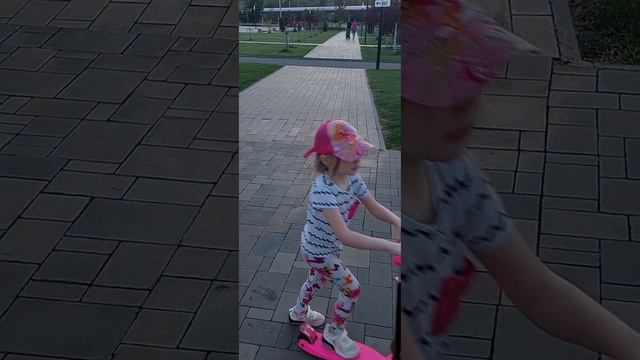 учимся кататься на самокат learning to ride a scooter