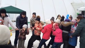 Перетягивание каната на праздновании масленицы