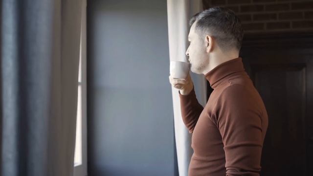 Руководитель отбирает кандидатов на собеседовании по одной чашке кофе, вот в чём его секрет. смотреть онлайн