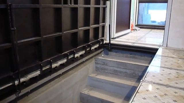 Люк в подвал под плитку с газовыми амортизаторами смотреть онлайн